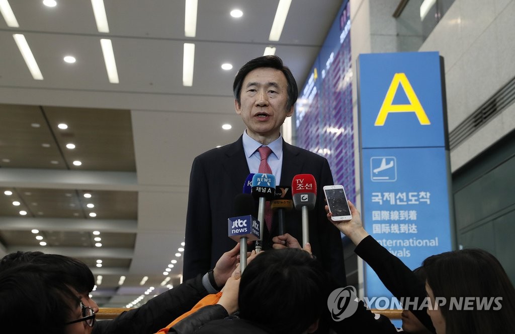 3月3日，在仁川国际机场，韩国外交部长官尹炳世接受记者采访。（韩联社）