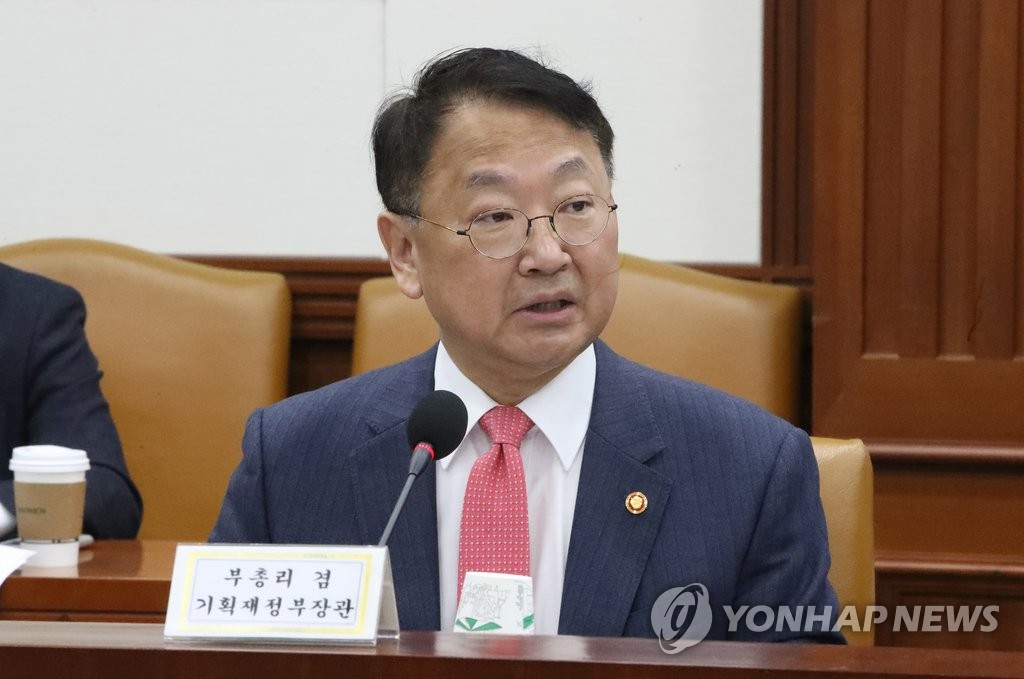 3月8日，柳一镐在经济工作部长会议上发言。（韩联社）