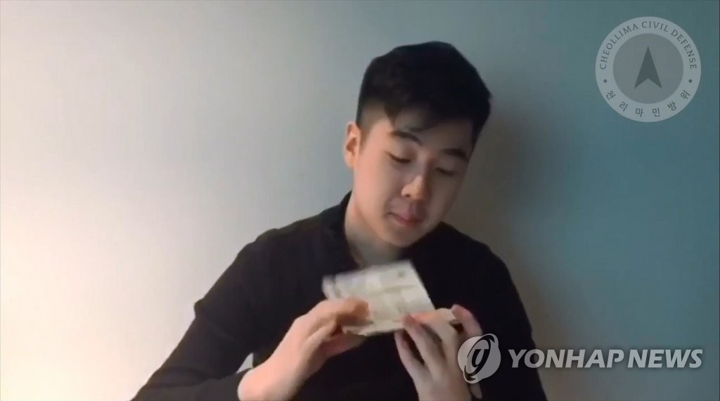 3月8日，疑似金韩松的一名男子在YouTube上传了视频。图为视频截图。（韩联社）