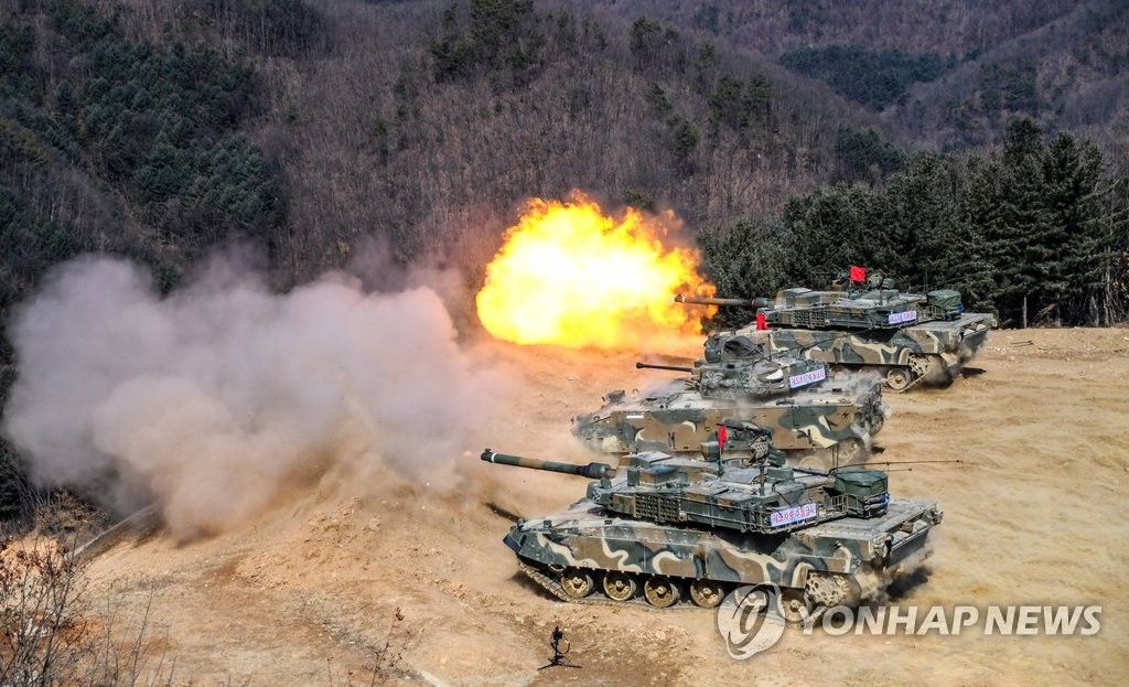 韩陆军举行战车射击演习