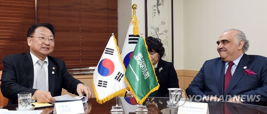 3月9日，在中央政府首尔办公楼，韩国副总理兼企划财政部长官柳一镐（左）与沙特经济规划部长阿德尔·本·穆罕默德·法科赫会晤。（韩联社/韩国企划财政部提供）
