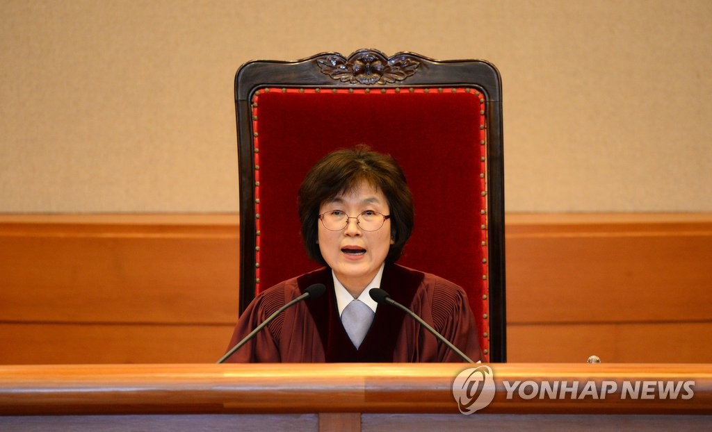韩宪院代院长宣读弹劾案判决书