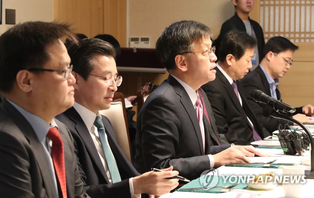 3月16日，在中央政府首尔办公楼，副财长崔相穆（左三）在第51次宏观经济金融会议上发言。（韩联社）