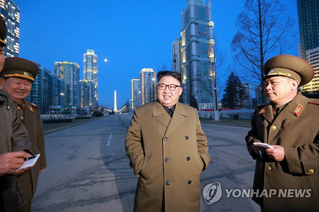 金正恩视察平壤黎明街施工现场