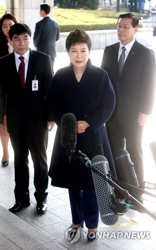 3月21日上午，朴槿惠抵达首尔中央地方检察厅，接受媒体记者采访。（韩联社）