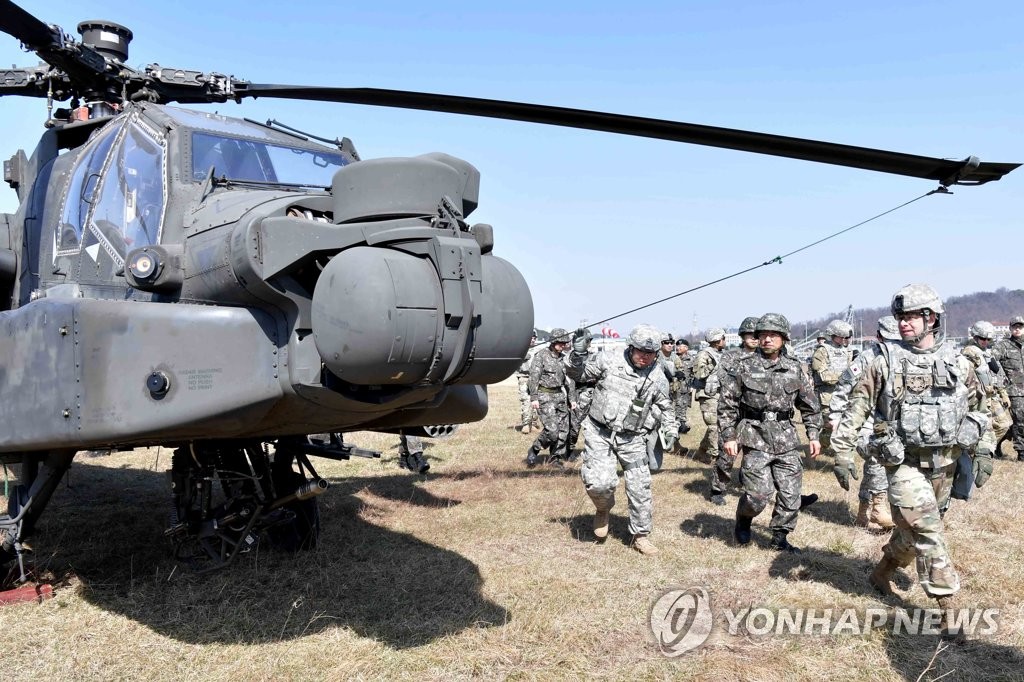资料图片：参加2018年“鹞鹰”韩美联演的美军“阿帕奇”武装直升机 韩联社