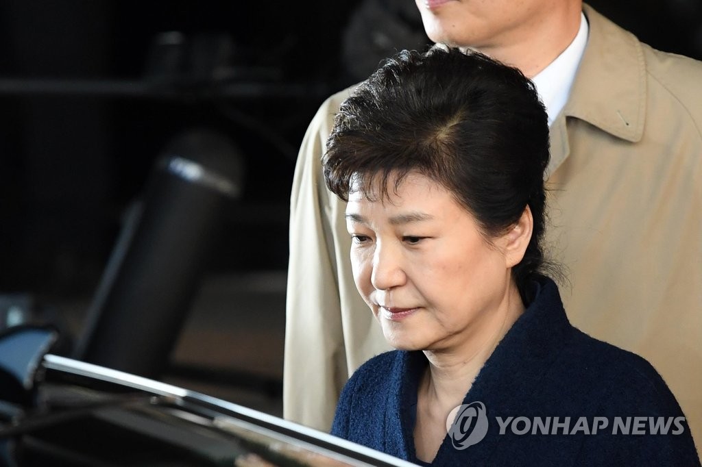 3月22日，朴槿惠走出首尔中央地方检察厅，准备乘车回家。（韩联社）