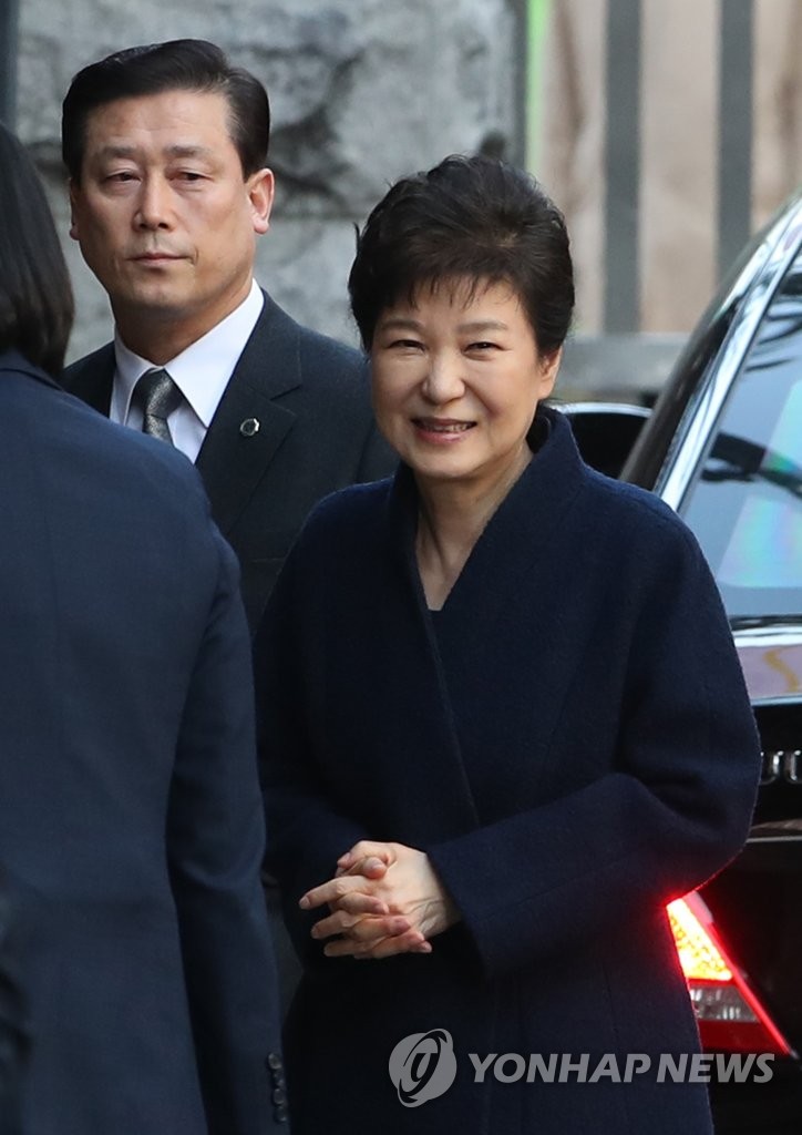 朴槿惠结束检方调查返家