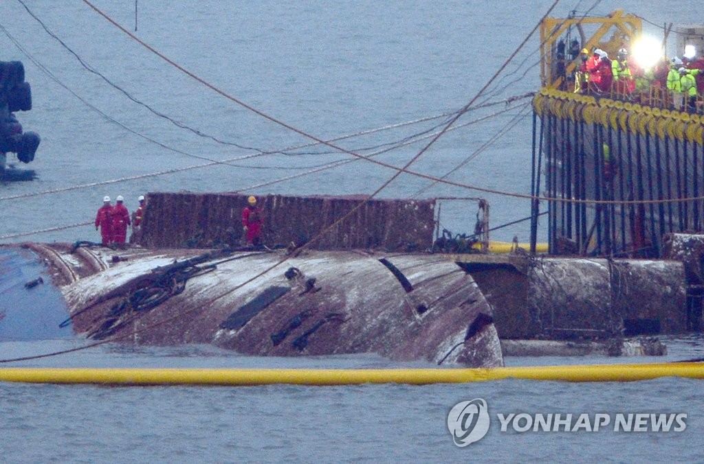 3月23日凌晨，在韩国全罗南道珍岛郡沉船海域，疑似侧舵的“世越”号客轮构造物露出水面。（韩联社/联合摄影组）