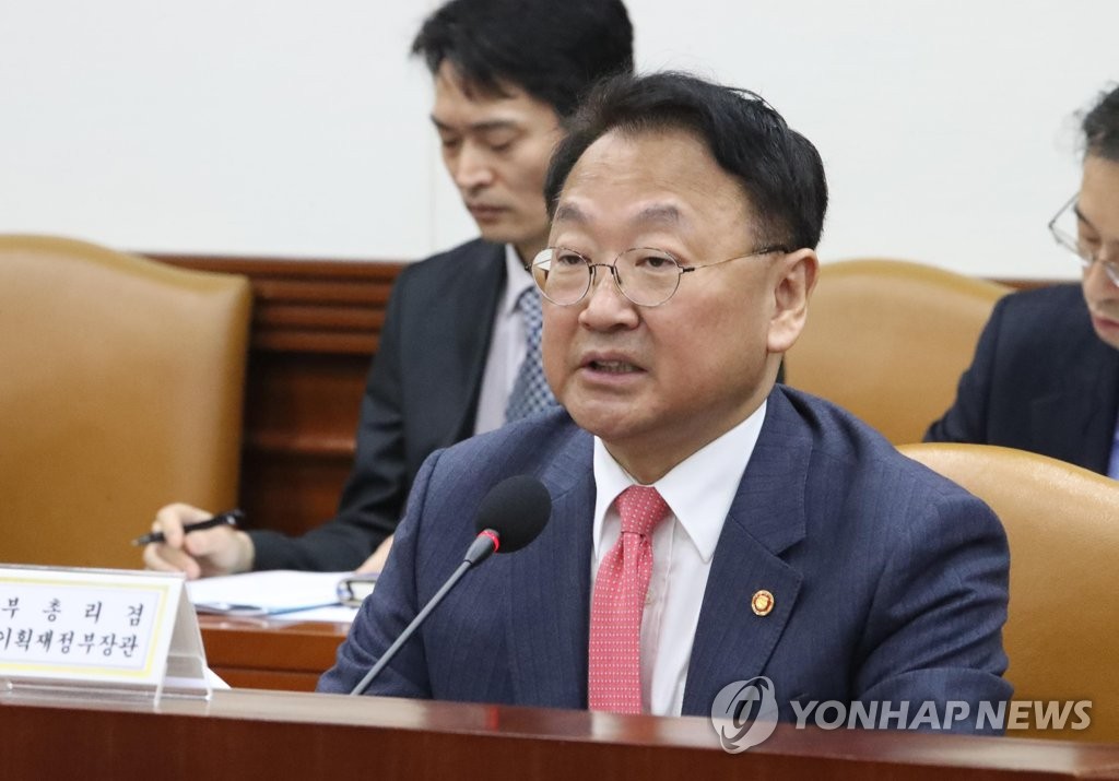 资料图片：韩国经济副总理兼企划财政部长官柳一镐（韩联社）