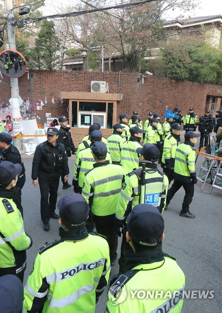 朴槿惠私邸外警备森严
