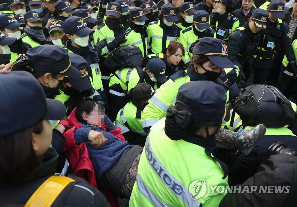 挺朴人员躺地表支持被警察抬走