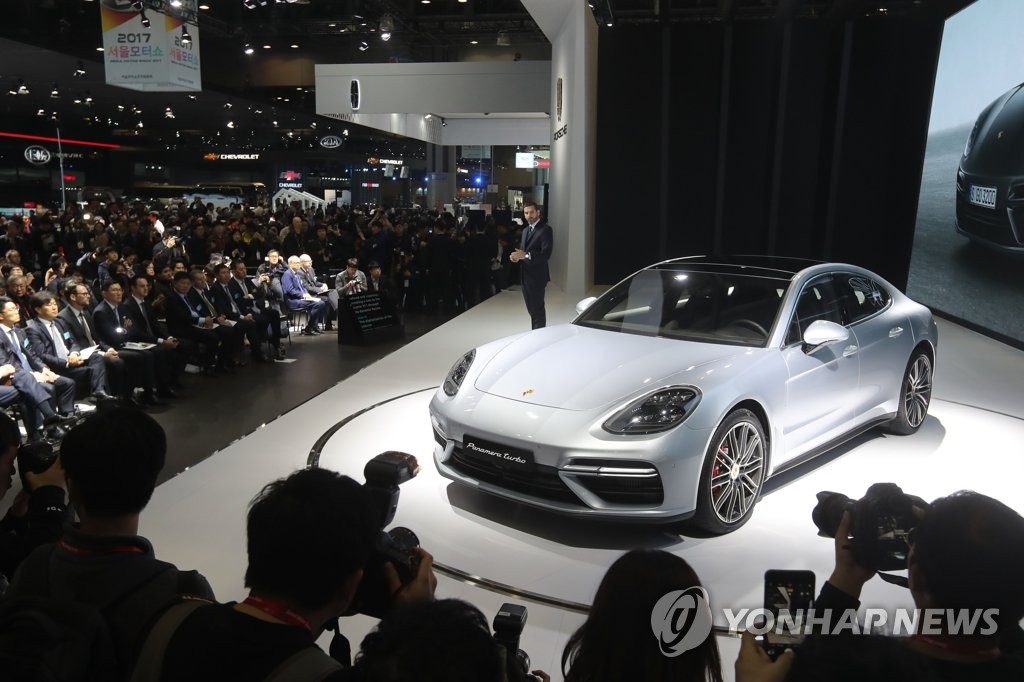 3月30日，在韩国京畿道KINTEX举行的首尔国际车展媒体日活动上，新款保时捷帕纳梅拉亮相，吸引众多媒体的关注。（韩联社）