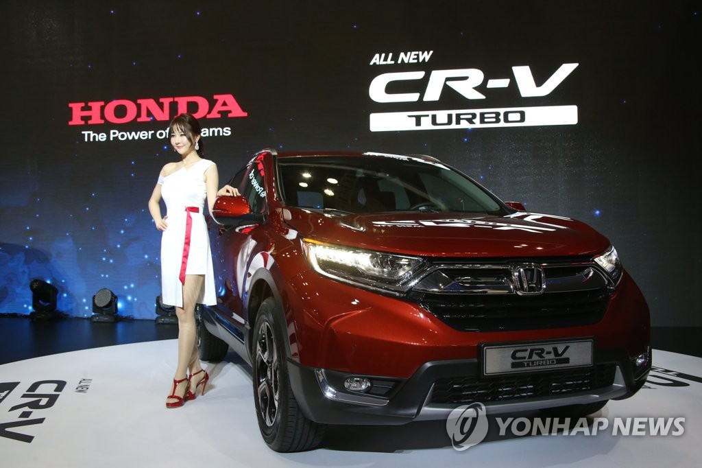 3月30日，在韩国京畿道KINTEX举行的首尔国际车展媒体日活动上，本田全新CR-V TURBO亮相，吸引众多媒体的关注。（韩联社）