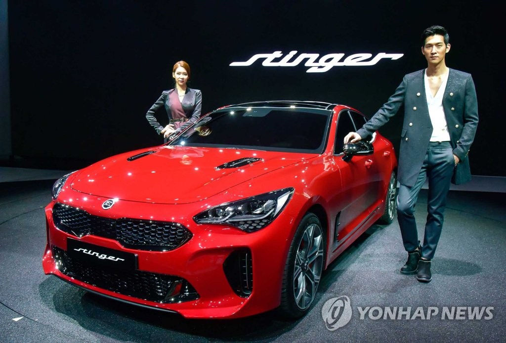 3月30日，在韩国京畿道KINTEX举行的首尔国际车展媒体日活动上，现代起亚Stinger亮相，吸引众多媒体的关注。（韩联社/现代起亚汽车提供）