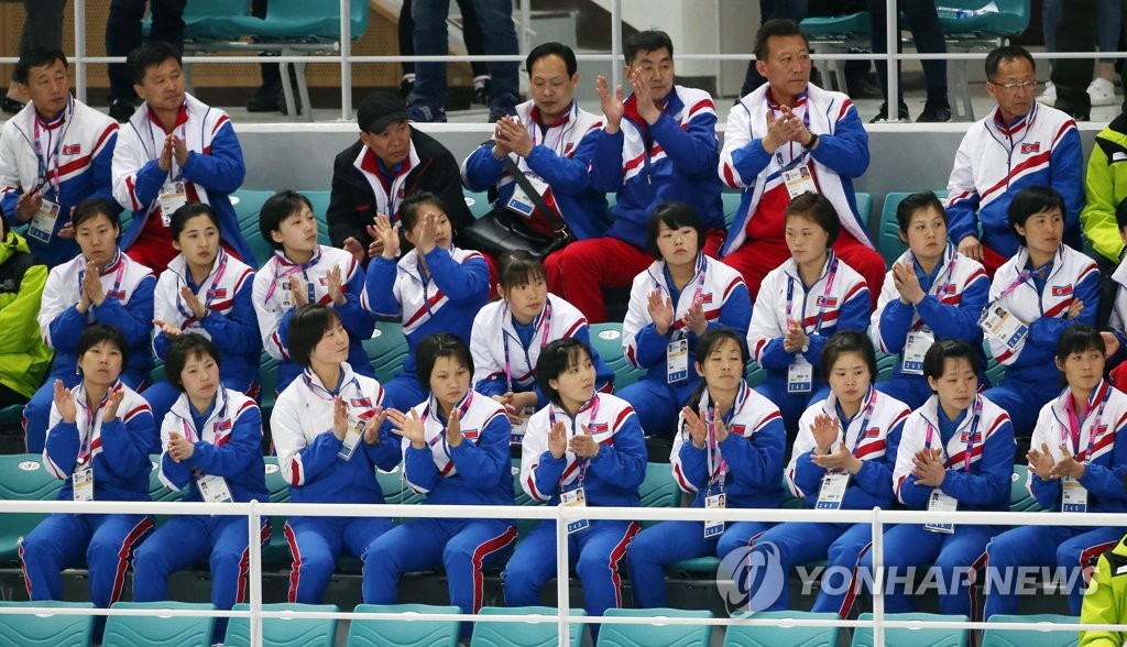 朝鲜女子冰球队在韩观赛