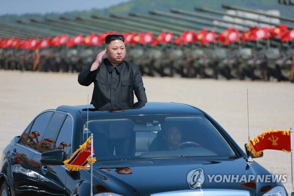 金正恩检阅“军种联合打击示威”