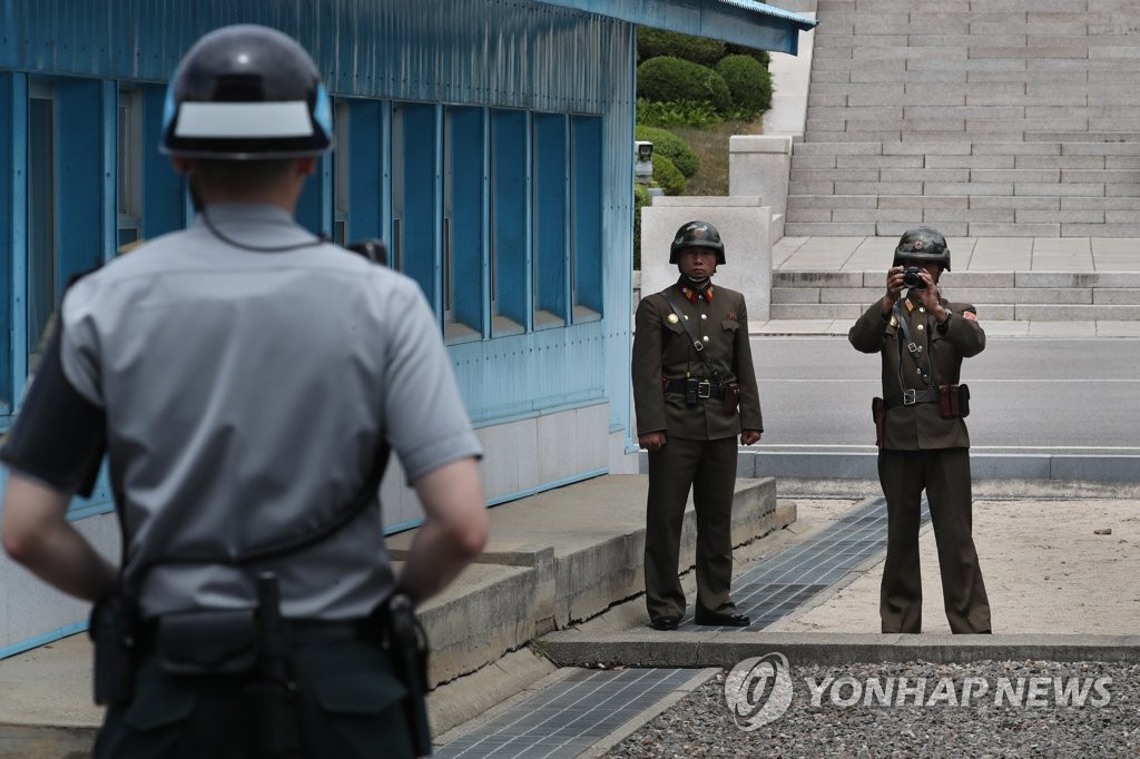 朝鲜军人拍照观察