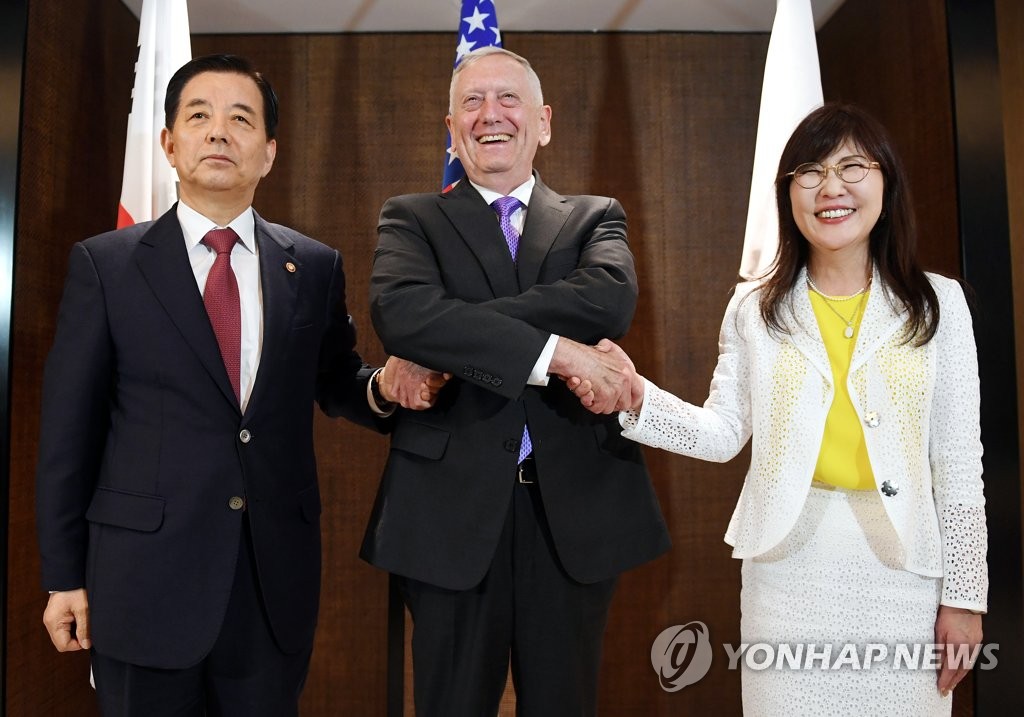 韩美日防长在新加坡会晤