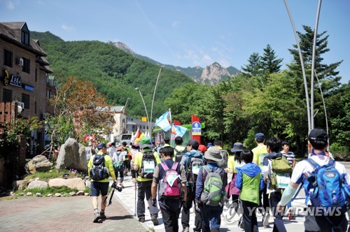 韩中远足爱好者相约雪岳山