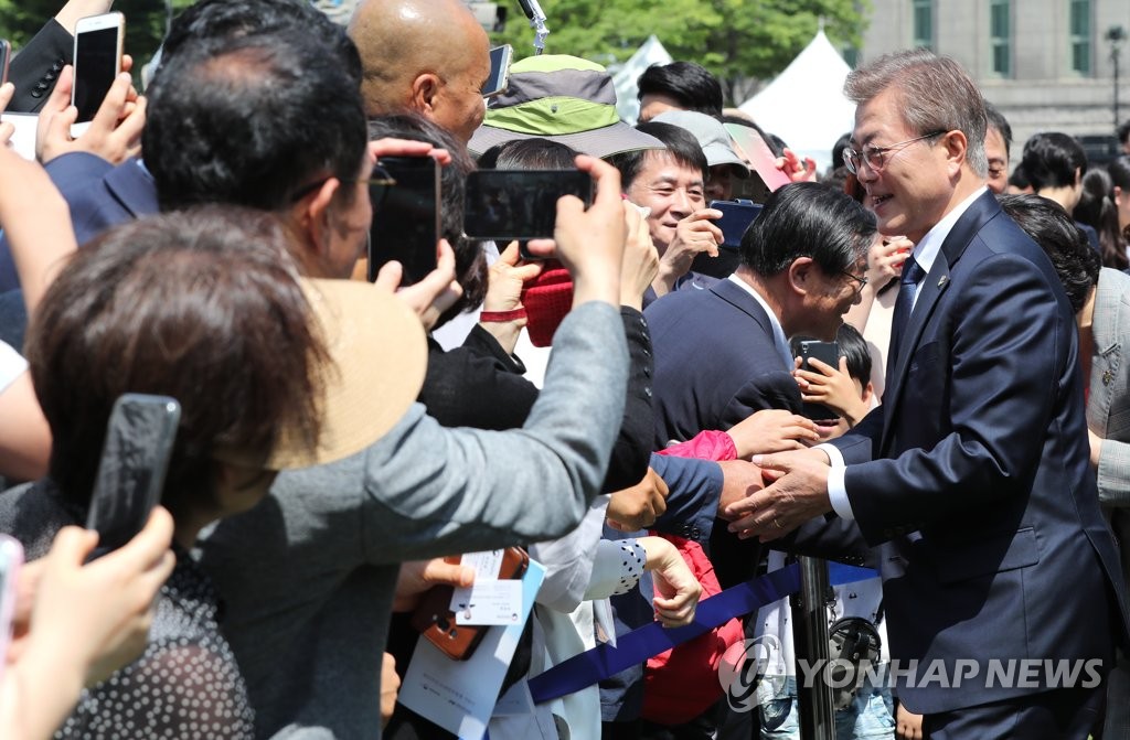 文在寅与市民亲切握手