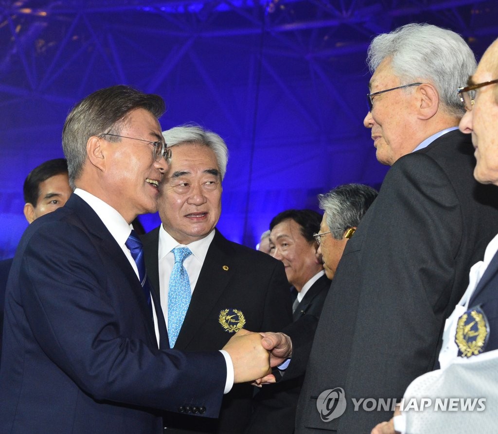 文在寅与朝鲜IOC委员张雄握手