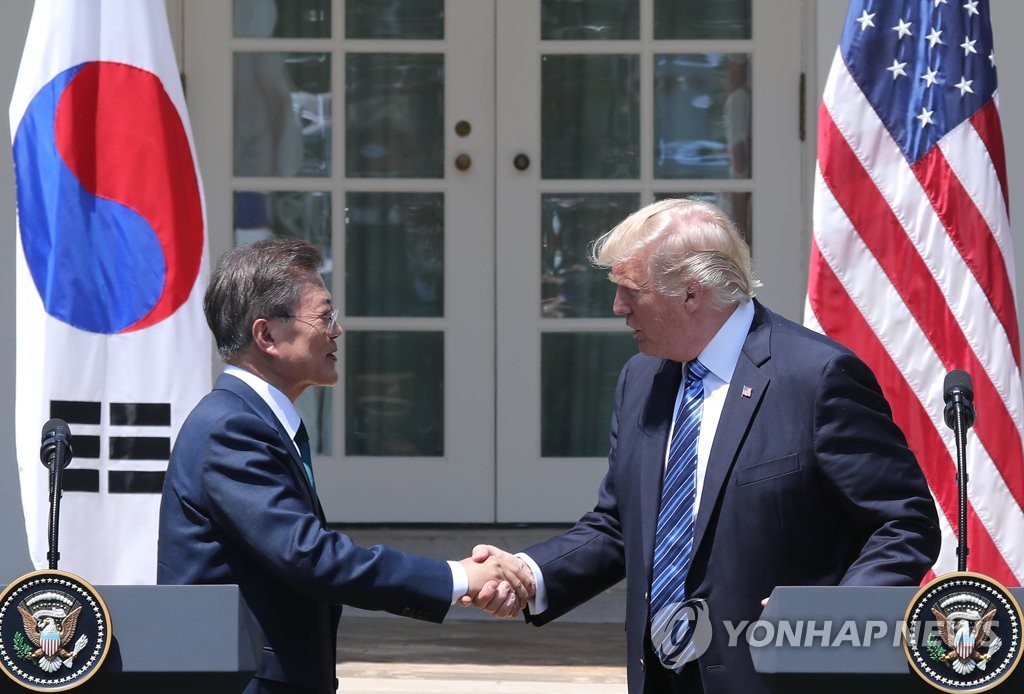 韩美总统握手坚定有力