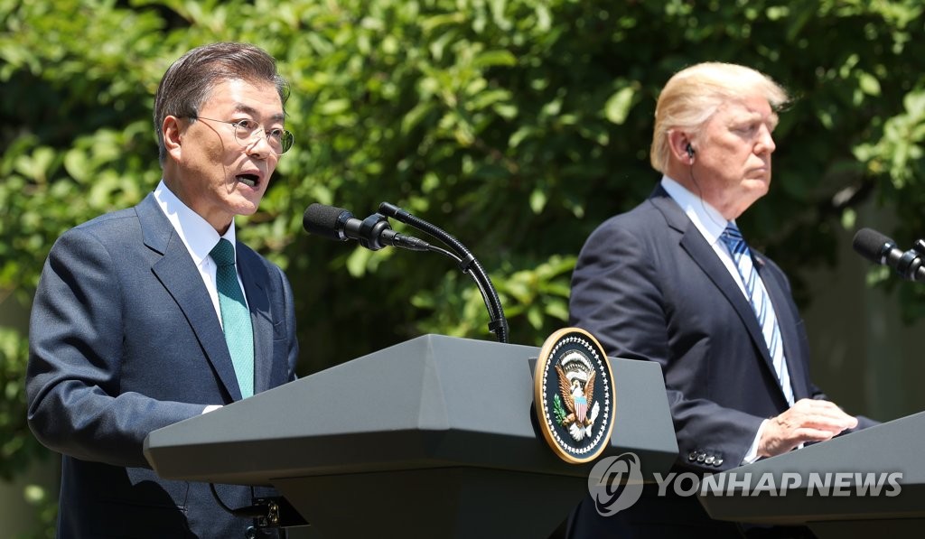 当地时间6月30日上午，在美国白宫，韩国总统文在寅（左）和美国总统特朗普在首脑会谈后联合召开记者会，介绍会谈成果。（韩联社）