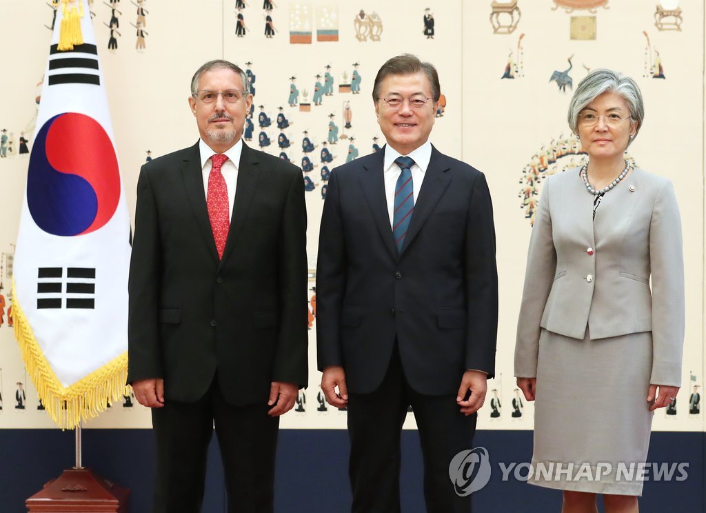 文在寅接受墨西哥驻韩大使递交国书
