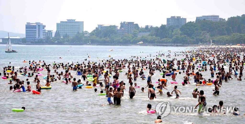朝鲜居民玩水避暑
