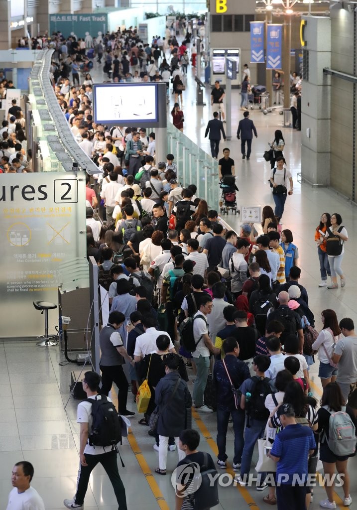 仁川机场大厅挤满旅客