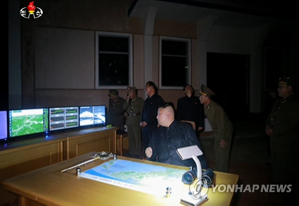 金正恩现场指导导弹试射