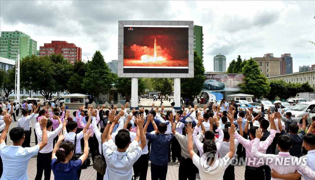 朝鲜居民庆祝导弹试射成功