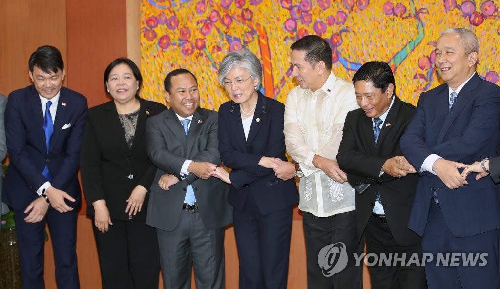 韩外长与东盟各国大使并排牵手