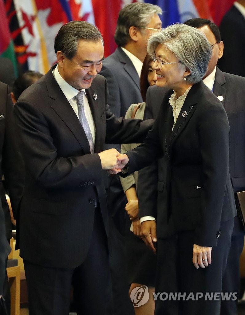 韩中外长握手