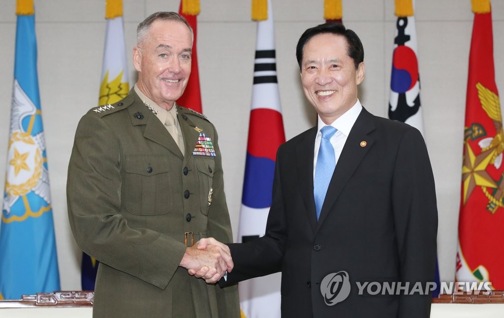 8月14日上午，在韩国国防部大楼，邓福德（左）与宋永武在会晤前握手合影。（韩联社）