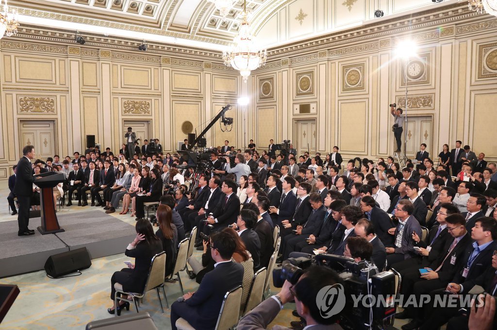 资料图片：2017年8月17日，在韩国青瓦台，总统文在寅举行就职百日记者会，来自国内外媒体的250多记者参加活动。图为记者会现场。（韩联社）