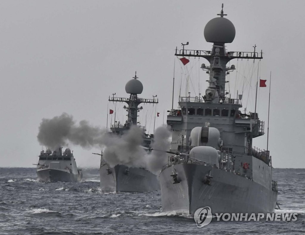 海军实施舰炮实弹射击演习