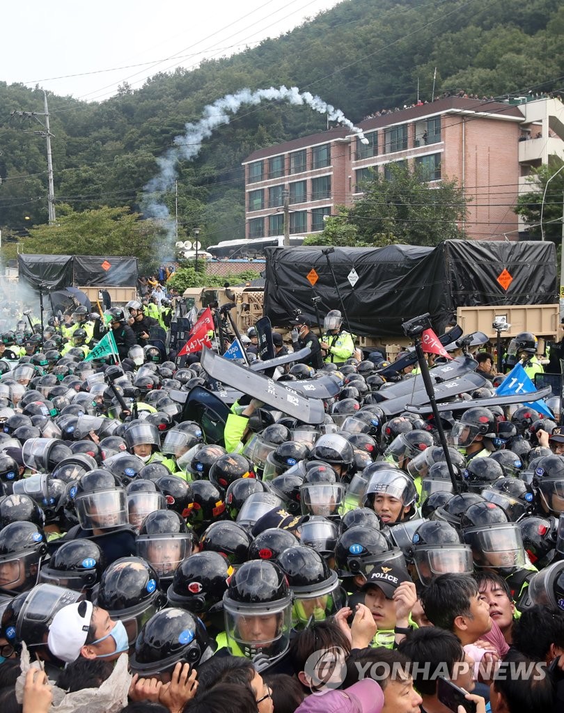 萨德发射车前往基地遭强烈反对