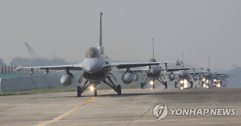 F-15K战机参加空中作战演习