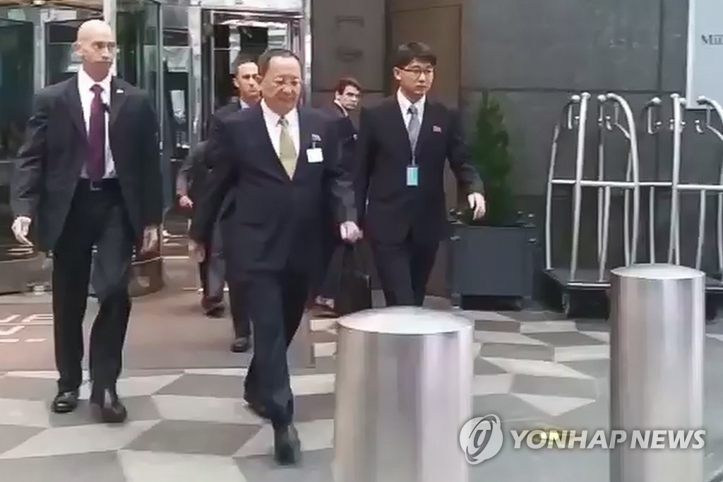 朝鲜外相李勇浩走出酒店