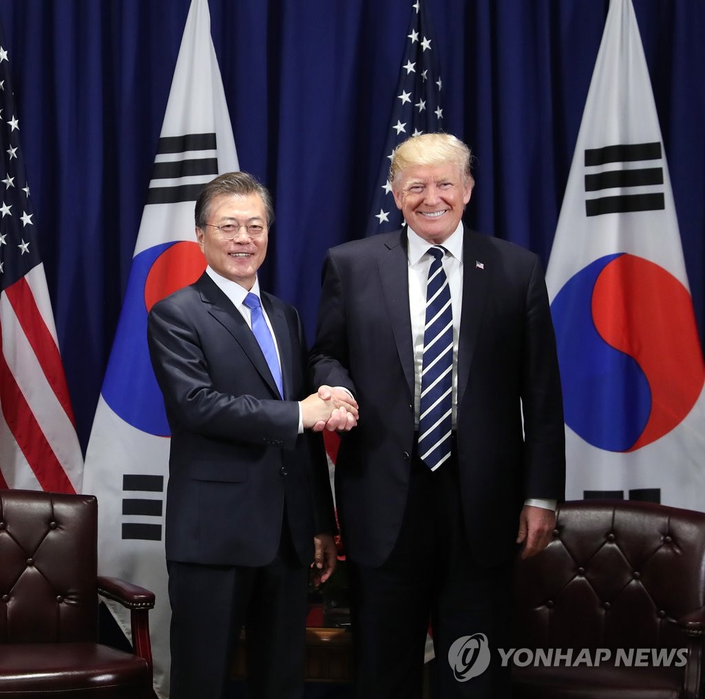 韩美领导人握手合影