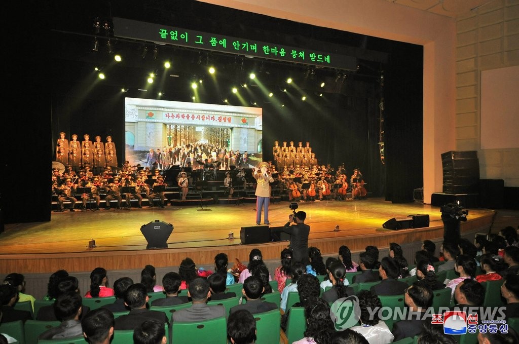 朝鲜举办综合文艺表演