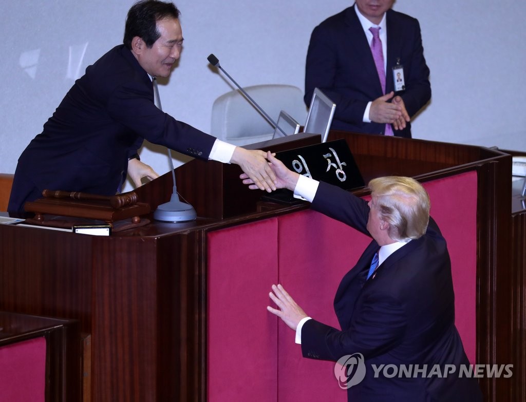 特朗普同韩国会议长握手