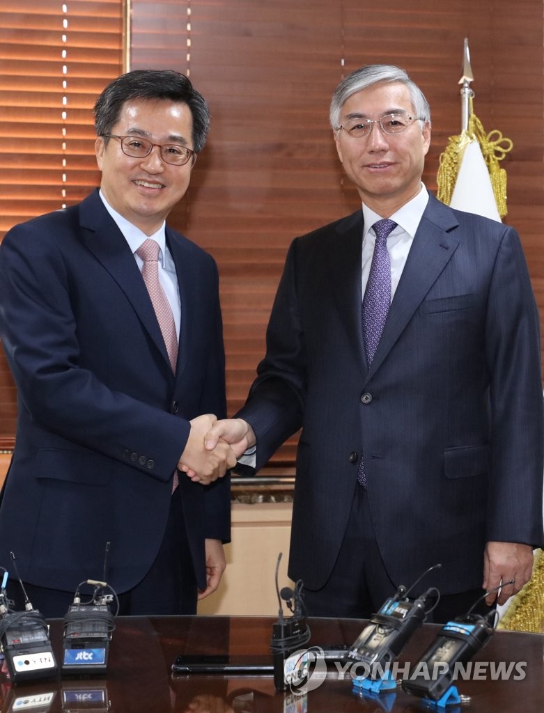 韩财长会见中国驻韩大使