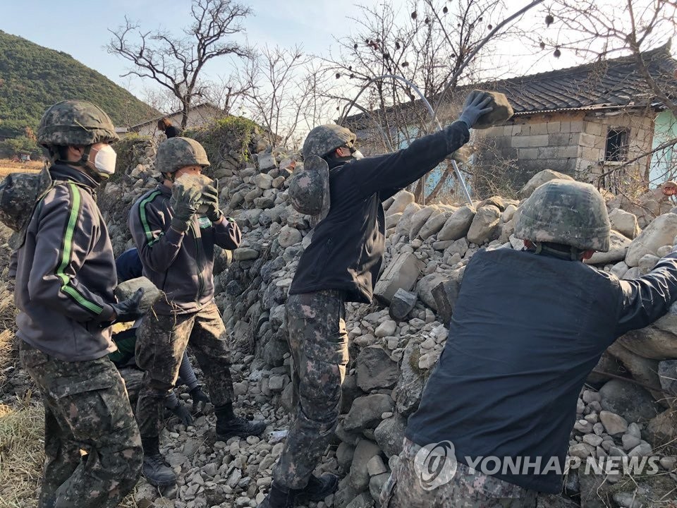 韩军支援浦项地震灾后恢复