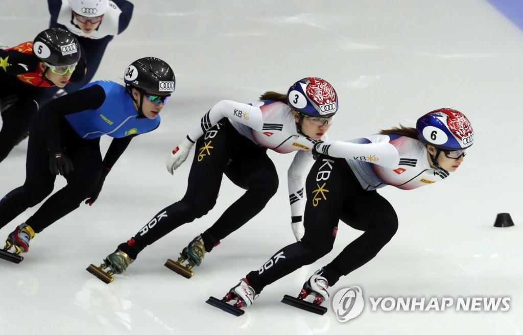 资料图片：2017年11月19日，在首尔木洞滑冰场，韩国速滑运动员崔珉祯（右一）和沈锡希（右二）参加女子1000米四分之一决赛并全力滑行。（韩联社）
