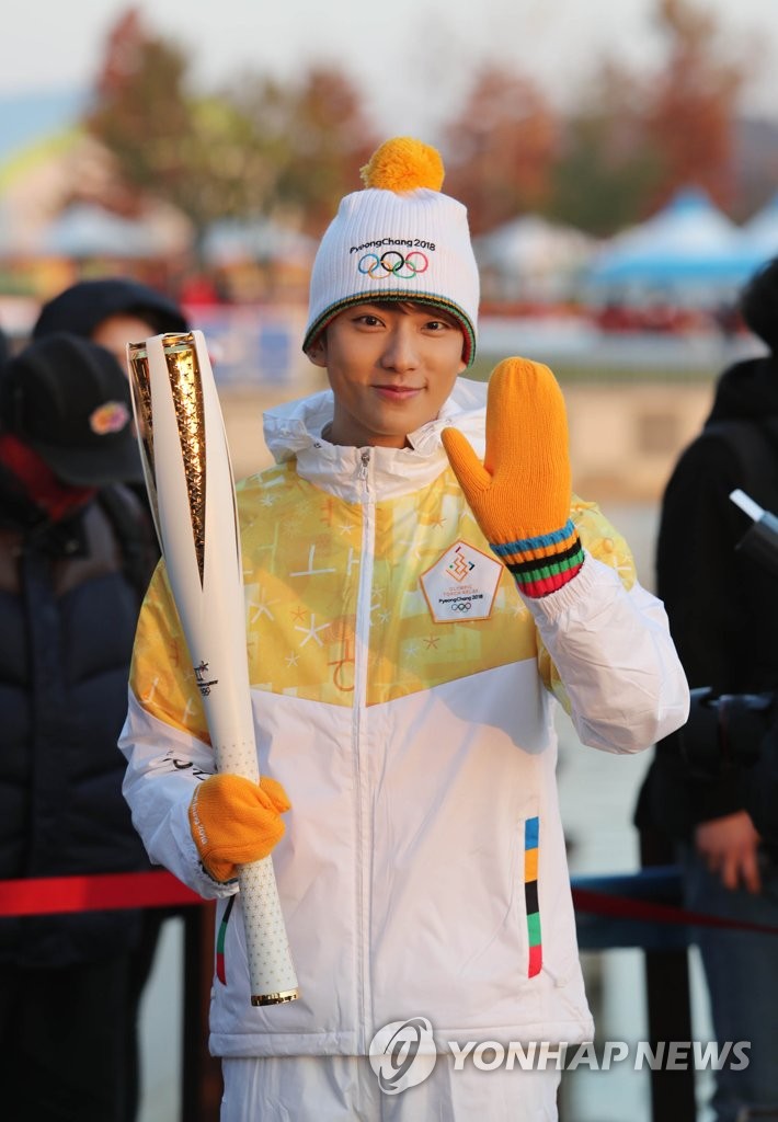 B1A4孔璨接力平昌冬奥火炬