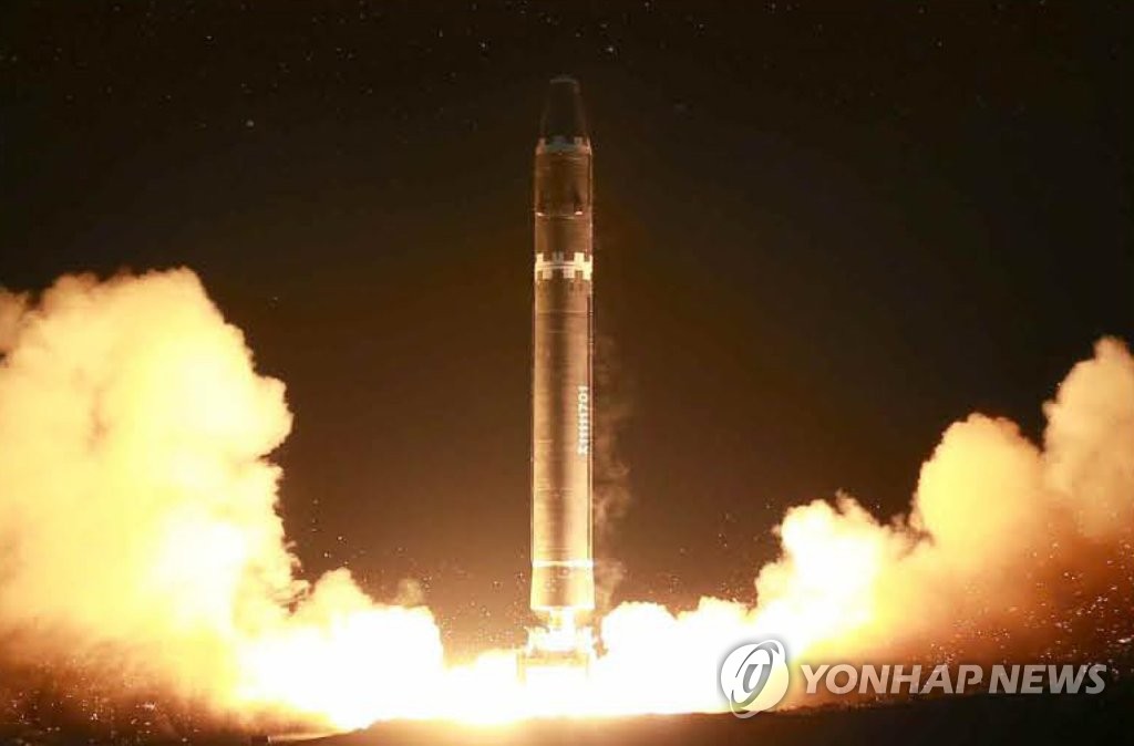 资料图片：11月29日，朝鲜劳动党机关报《劳动新闻》公开“火星-15”型洲际弹道导弹发射场面。图片仅限韩国国内使用，严禁转载复制。（韩联社/朝鲜《劳动新闻》）