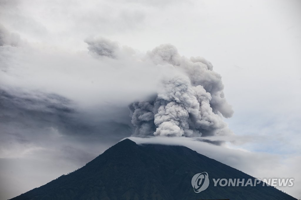 资料图片：当地时间11月29日，阿贡火山不断喷出火山灰和烟雾。（韩联社/欧新社）